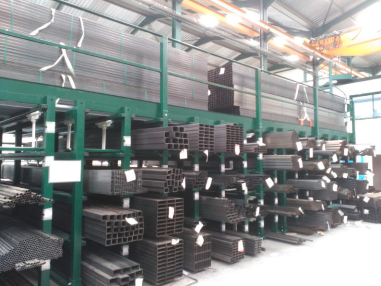 Sistema de almacenamiento de perfiles largos entre columnas