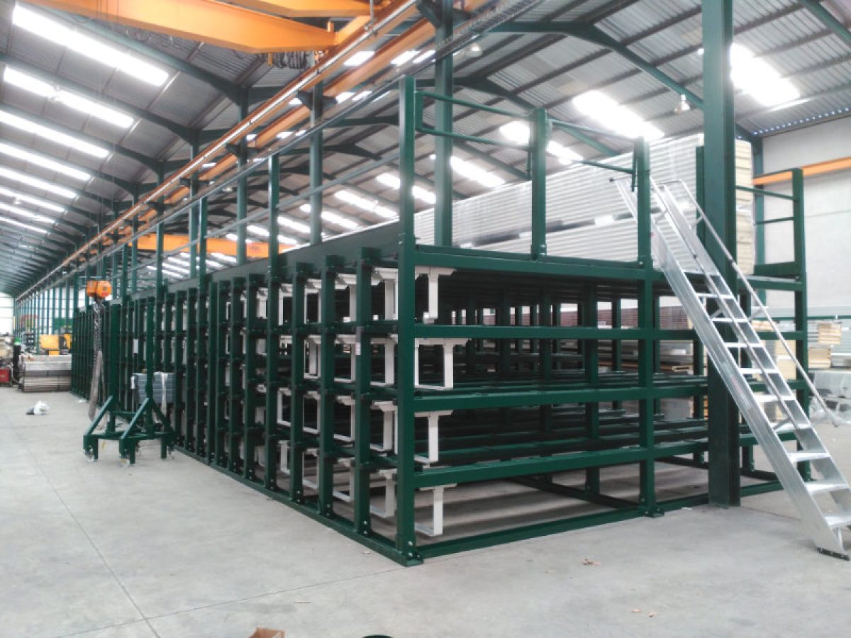 Sistema de almacenamiento de perfiles largos entre columnas
