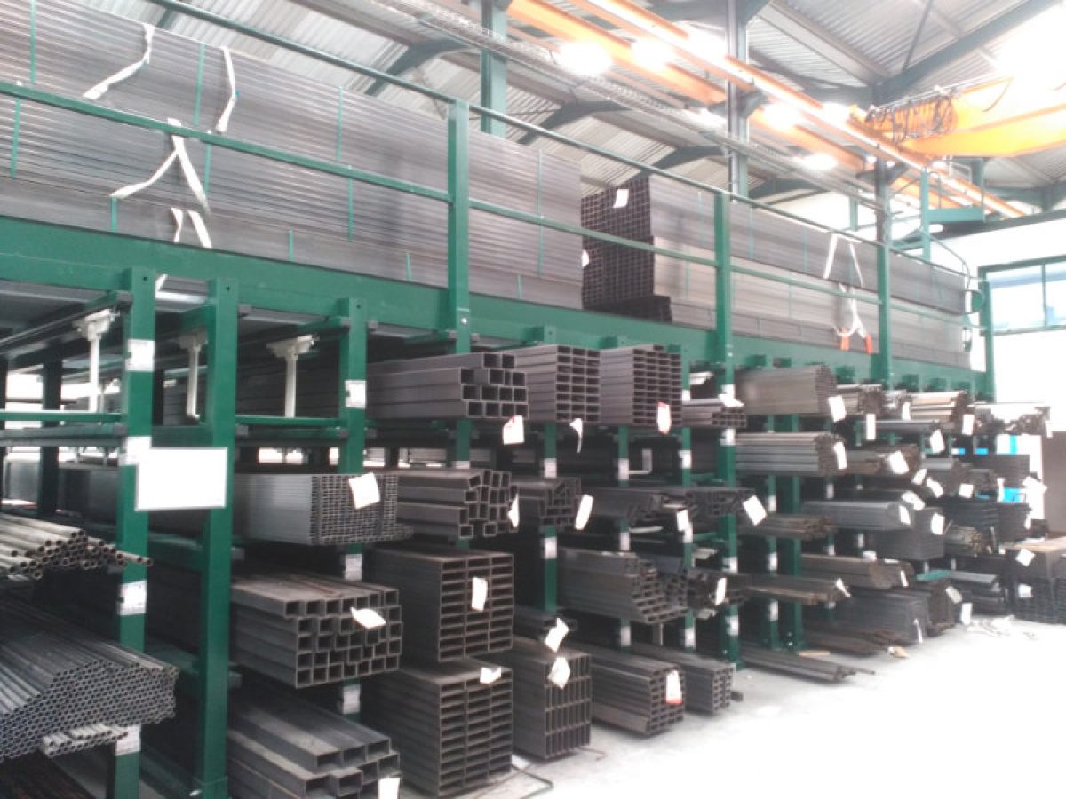 Sistema de almacenamiento de perfiles largos entre columnas